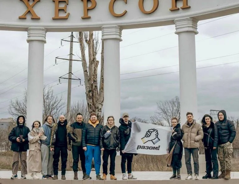 Херсонщину відвідали волонтери з концертами, подарунками та перукарськими послугами