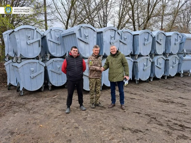 Вінницька міська рада передала Херсону 46 сміттєвих контейнерів
