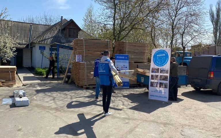 Волонтери доставили до Берислава матеріали для екстреного ремонту