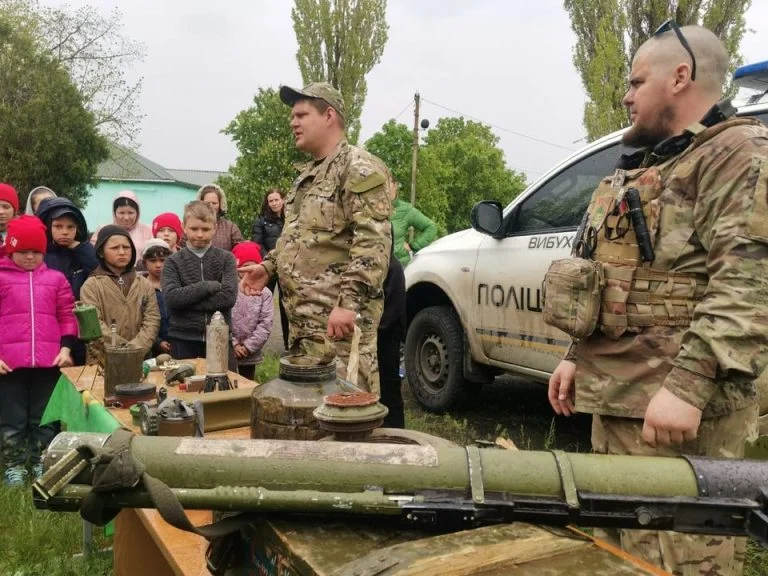 Правоохоронці провели заняття з мінної безпеки для дітей у селі Федорівка на Херсонщині