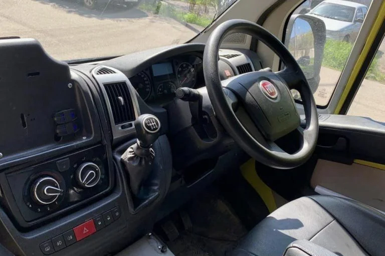 Новокаховській громаді передали авто швидкої допомоги і медикаменти