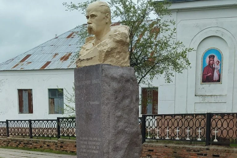 У Білозерці на Херсонщині убезпечили від обстрілів пам’ятник Тарасу Шевченку