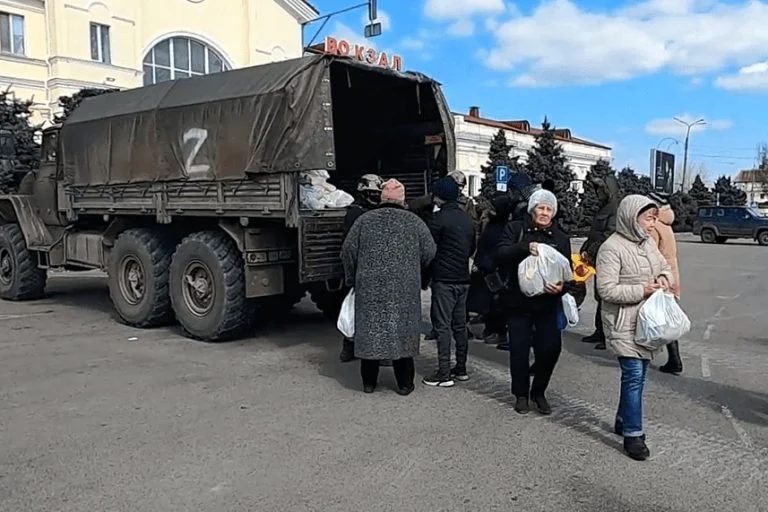 Окупанти роздають “гуманітарну допомогу” тільки тим, хто отримав паспорт РФ, – Соболевський