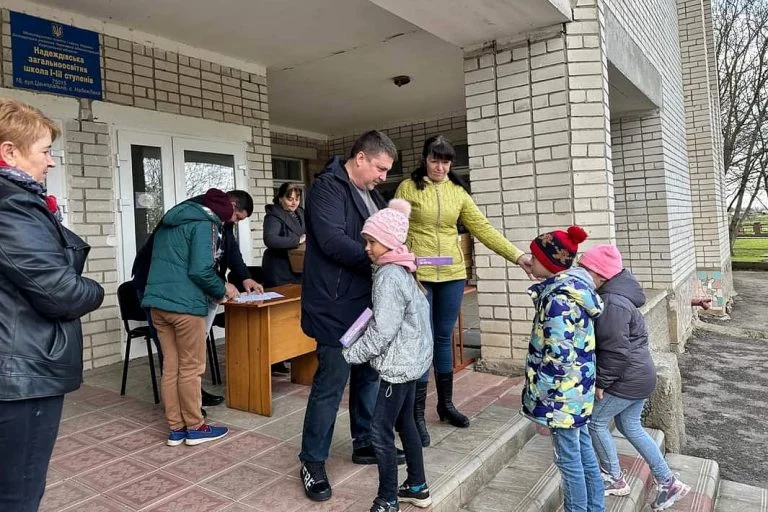 Білозерська громада отримала 154 планшети і ноутбуки для навчання дітей