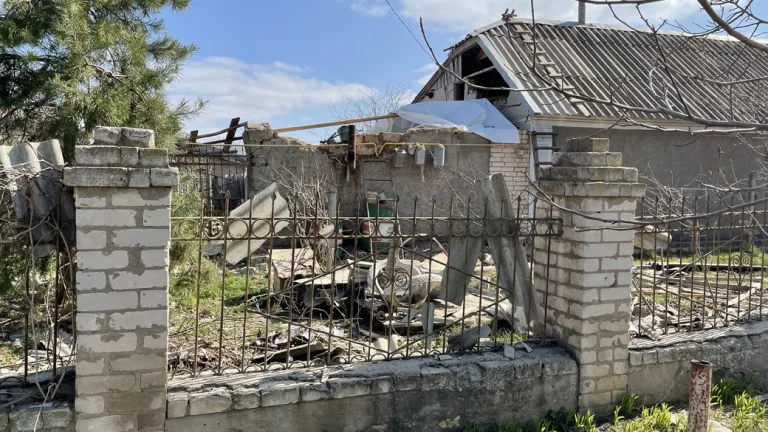 Протягом 15 квітня росіяни 70 разів обстріляли Херсонщину: 2 людини загинуло