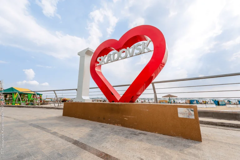 У тимчасово окупованому Скадовську росіяни використовують шкільні автобуси для заробітку