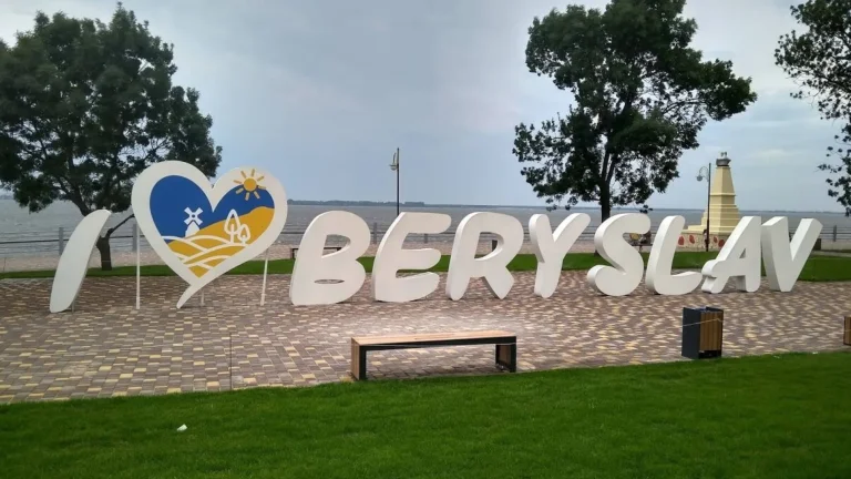 Росіяни обстріляли Берислав авіаційними бомбами – пошкоджені територія заводу та адмінбудівлі