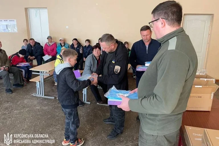 Школярам у 4 населених пунктах Херсонської громади передали гаджети для навчання