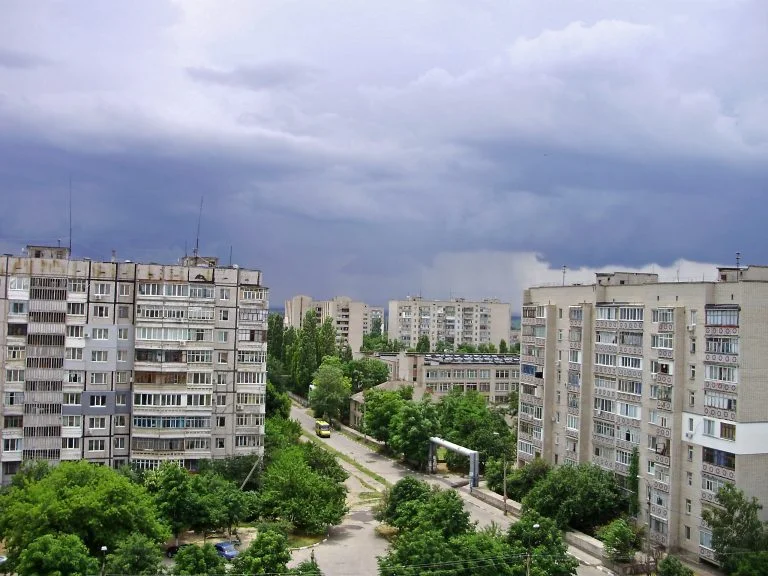 Унаслідок обстрілів Херсона постраждала літня жінка