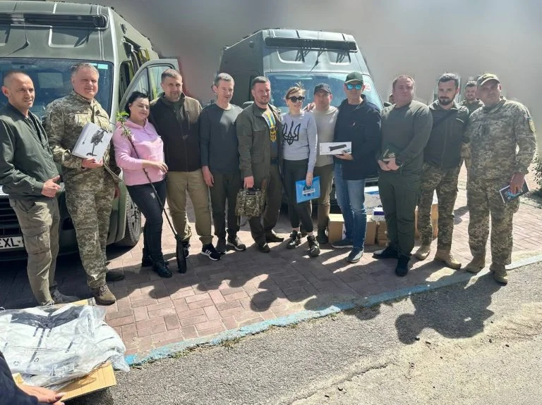 Військовим Херсонщини передали позашляховики зі спорядженням