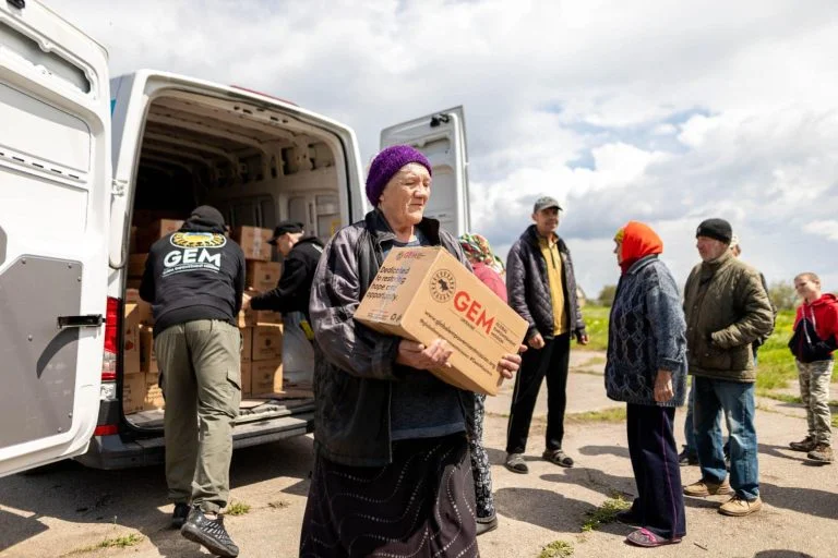Благодійники доставили генератори та набори гумдопомоги на Херсонщину
