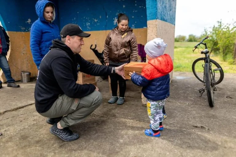 Мешканці Осокорівки на Херсонщині отримали одяг від американських партнерів