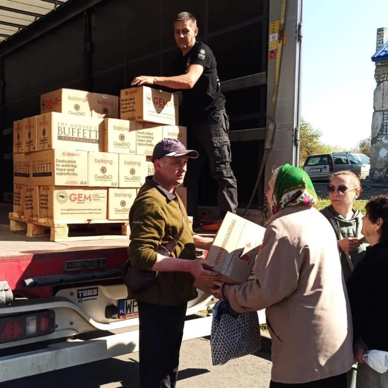 Благодійники роздали гумдопомогу в херсонському мікрорайоні Північний