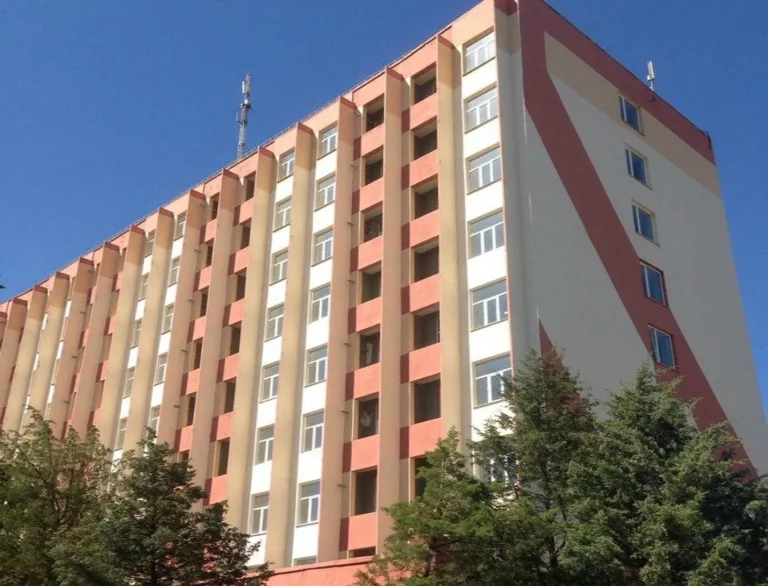 Сьогодні російський снаряд поцілив у багатоповерхівку у Херсоні