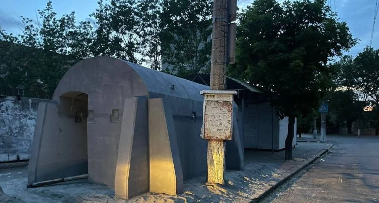 У Херсоні встановили ще три вуличних укриття від обстрілів