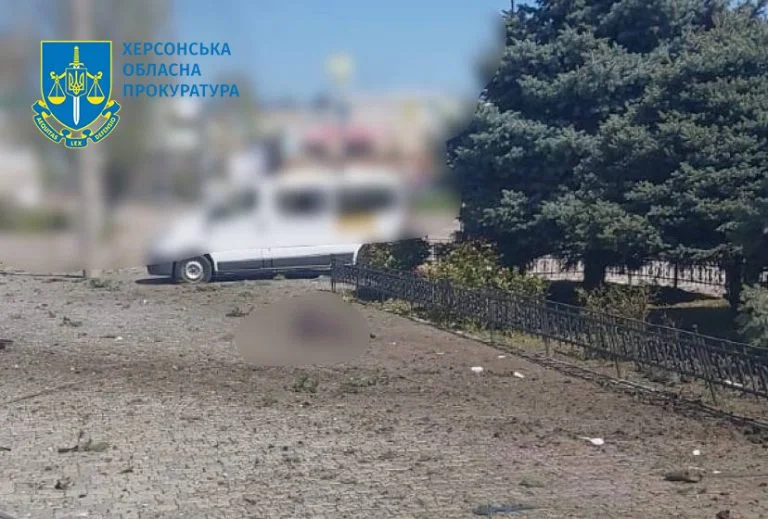 Окупанти атакували центр Херсона: є руйнування та жертви