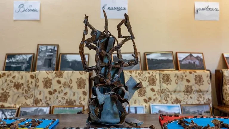 У херсонському театрі відкрилась виставка “Жахливі квіти війни”