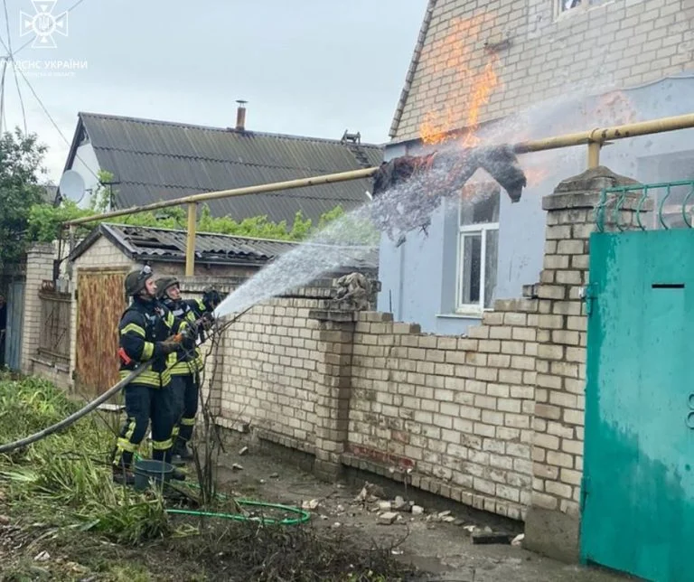 Минулої доби херсонські рятувальники двічі виїжджали на гасіння пожеж