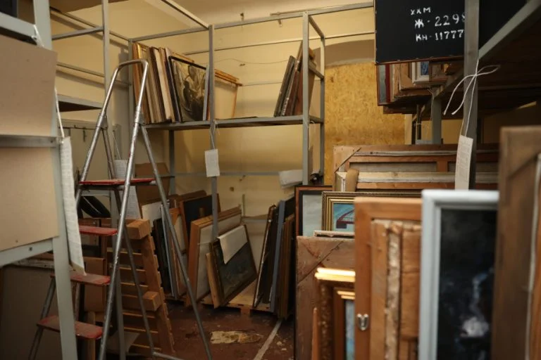 Ідентифіковано ще дві картини, які викрали окупанти з херсонського музею