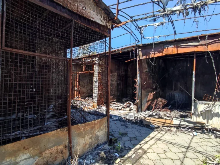 Більше, ніж через рік: у Херсоні розбиратимуть залишки згорілих магазинів на ринку “Кристал”
