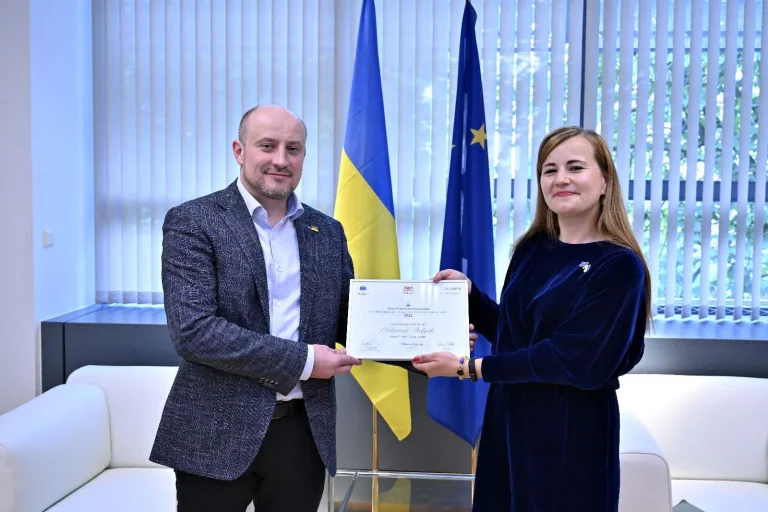 АМУ передали відзнаку викраденого росіянами мера Голої Пристані Олександра Бабича