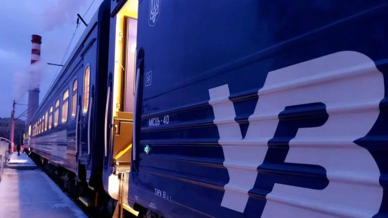 Унаслідок російської атаки затримуються поїзди, що курсують через Херсон