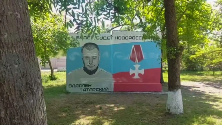 Портрет російського пропагандиста Владлена Татарського в парку імені Тараса Шевченка в місті Генічеську