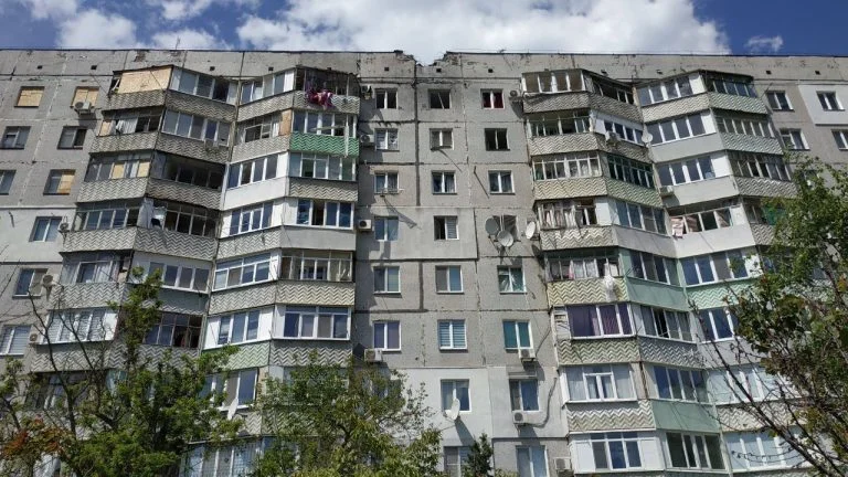 Росіяни обстріляли багатоповерхівку в Корабельному районі Херсона