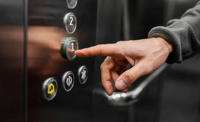 Мрочко скасував рішення щодо заборони користуватися ліфтами у Херсоні