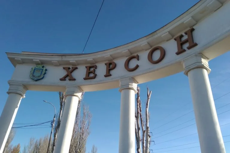 Російські загарбники обстріляли Херсон: 2 постраждалих