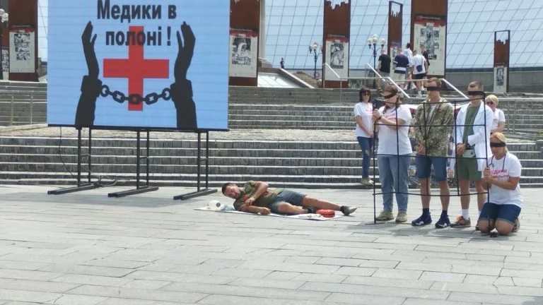 Звільнити медиків з полону РФ: херсонці взяли участь у мирній акції в Києві