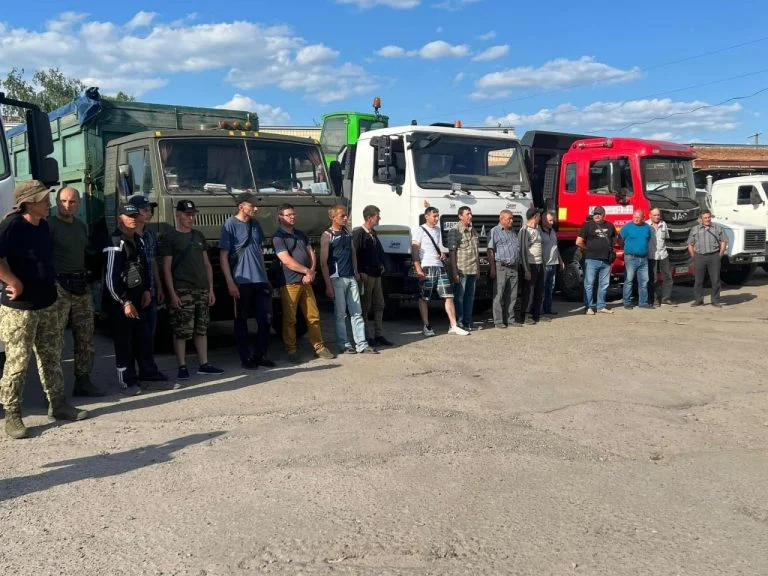 Допомога Херсонщині: Вінниччина направила працівників та спецтехніку