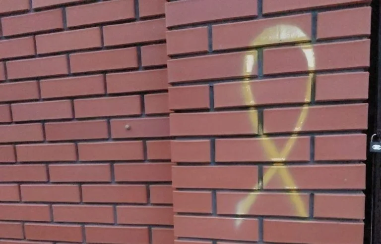 Учасники руху спротиву поширили понад 200 патріотичних постерів у Скадовську та Генічеську