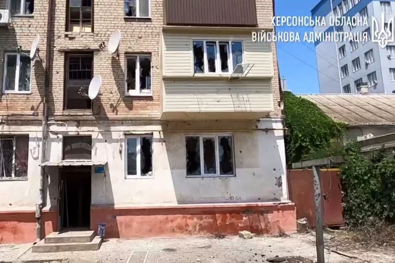 Російські загарбники обстріляли Херсон: 4 поранених