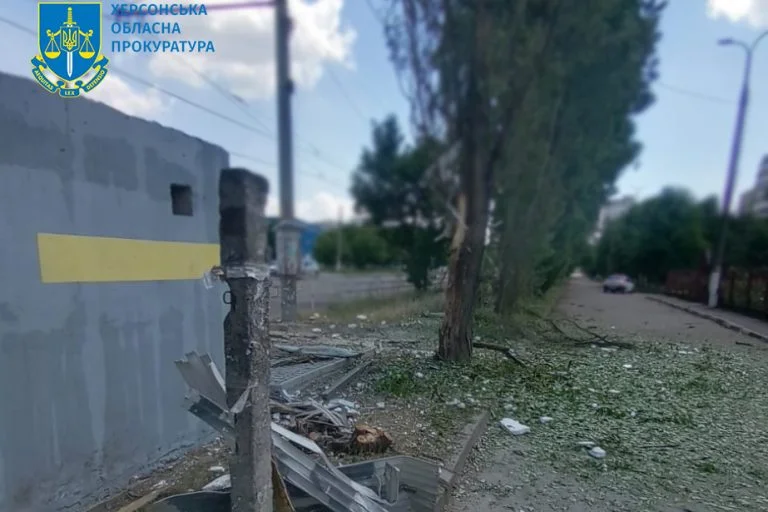 Кількість постраждалих через російські обстріли Херсона зросла до 12