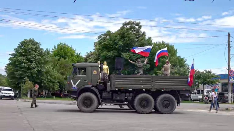 Метафора окупації: вулицями Генічеська їздила російське військове авто з триколорами і піснями Шамана