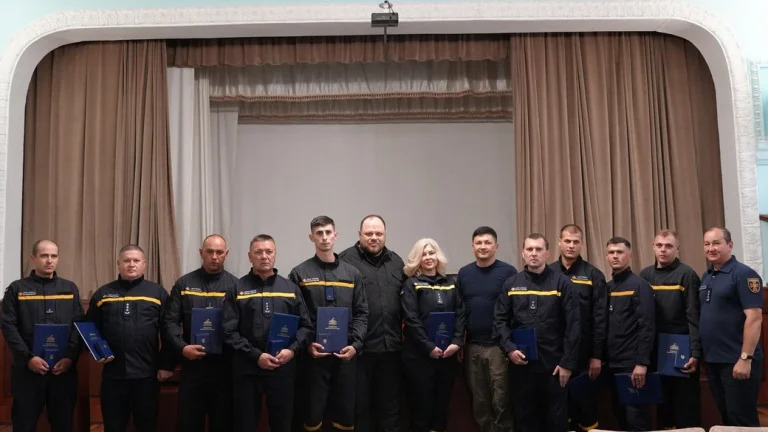 Рятувальники з Херсонщини отримали відзнаки від ВРУ за ліквідацію наслідків підриву Каховської ГЕС