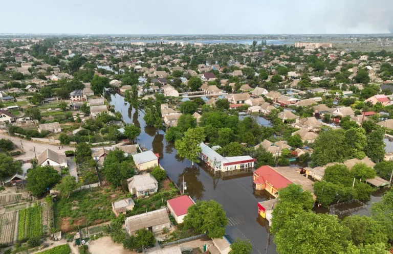 Знищують докази. Зеленський каже, що окупанти на лівобережжі Херсонщини прибирають тіла загиблих унаслідок підриву Каховської ГЕС