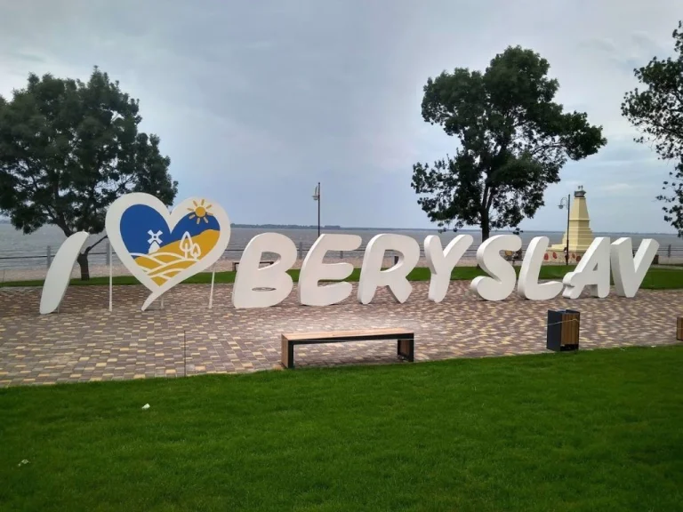 Росіяни ударили авіабомбами по житловому кварталу Берислава