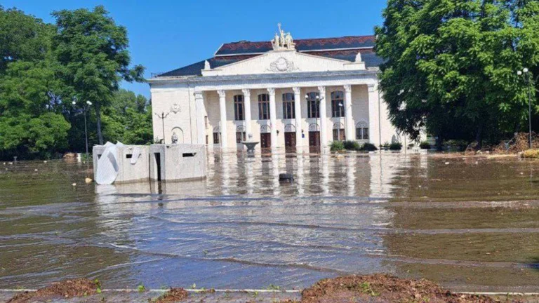 Сморід, бруд та мул – мер Нової Каховки розповів про ситуацію у місті