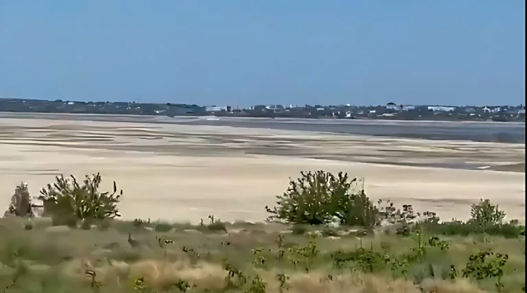 Окупанти показали, як зараз виглядає пересохле Каховське водосховище. ВІДЕО