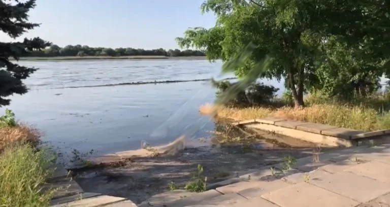 Рівень води піднімається, але паніки немає: що зараз відбувається в Херсоні