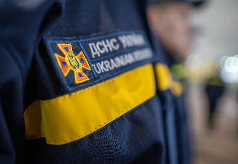 Через російський обстріл неподалік Херсона постраждав рятувальник