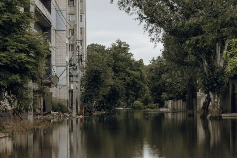 У Херсоні підтопленими залишаються 22 багатоповерхових будинки