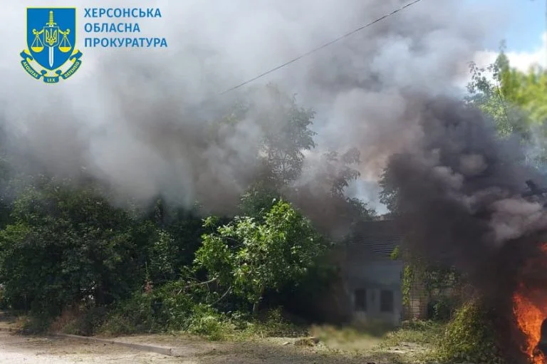 Російські загарбники масовано обстріляли Херсон: мінімум 6 постраждалих