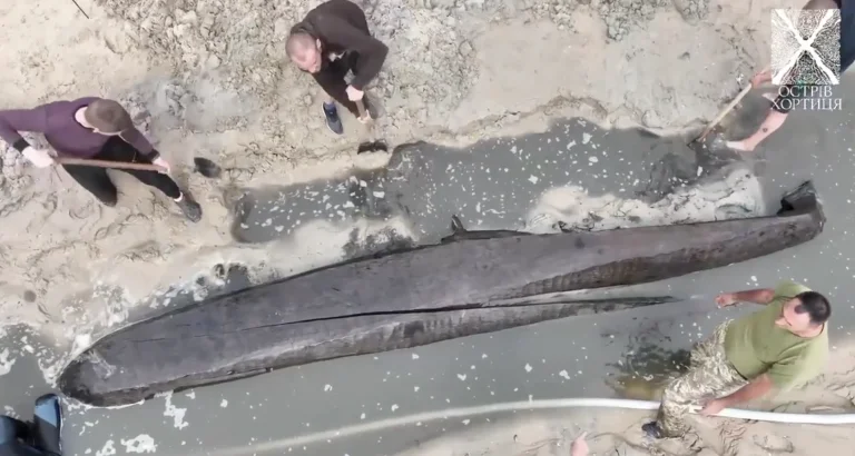 На дні річки, яка зміліла через підрив Каховської ГЕС, археологи знайшли старовинний човен (відео)