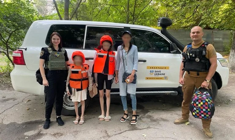 Правоохоронці з волонтерами евакуювали з Херсона жінку з двома дітьми
