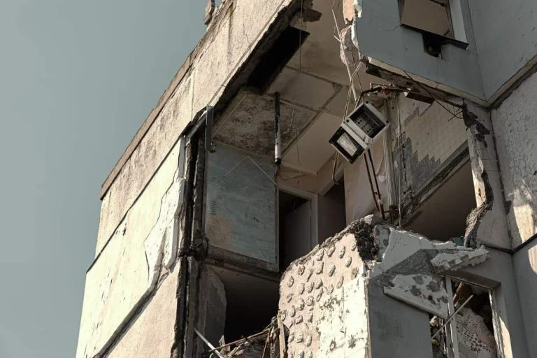 Військові РФ в черговий раз обстріляли Херсон: поранено 66-річну жінку