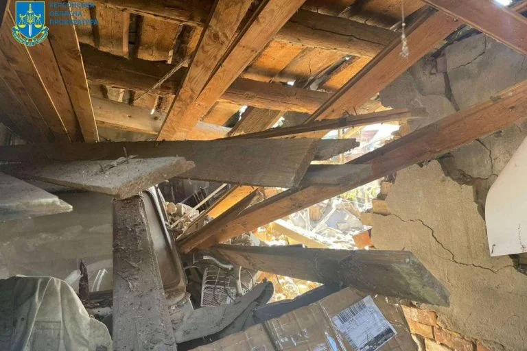 Кількість постраждалих через обстріл житлового будинку в Херсоні зросла до 3