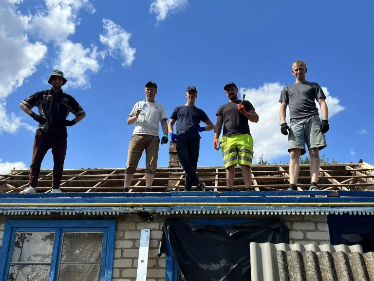 Протягом тижня у селі Орлове на Херсонщині волонтери полагодили 17 пошкоджених покрівель